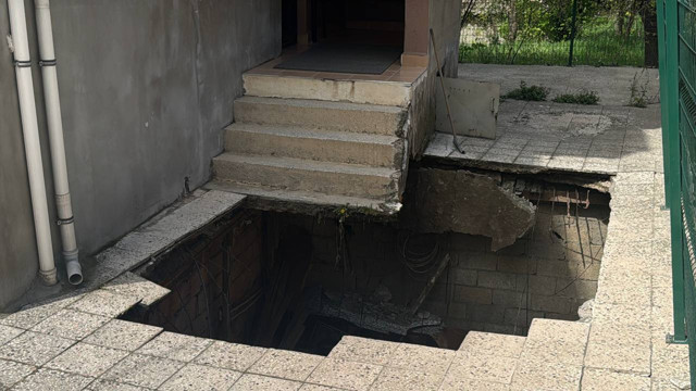 Pendik'te apartmanın girişindeki zemin kısmen çöktü - Resim: 0