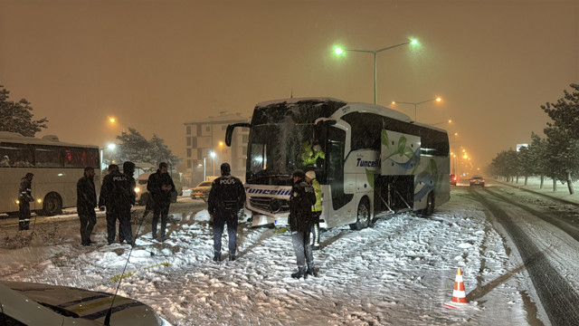 Erzincan'da yolcu otobüsü aydınlatma direğine çarptı - Resim: 0