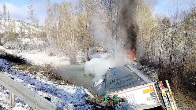 Sivas'ta kazanın ardından alev alan tırda sürücü can verdi - Resim: 0