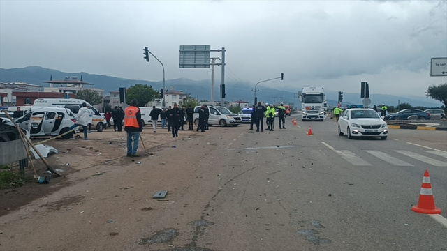 Gaziantep'te kaza! 2 kişi hayatını kaybetti: Tır ile otomobilin çarpışma anı - Resim: 0