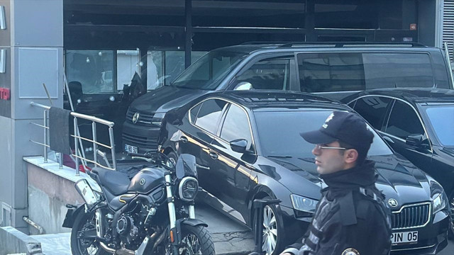 İstanbul'da korku dolu anlar! Oto galeriye el yapımı patlayıcı attılar - Resim: 0