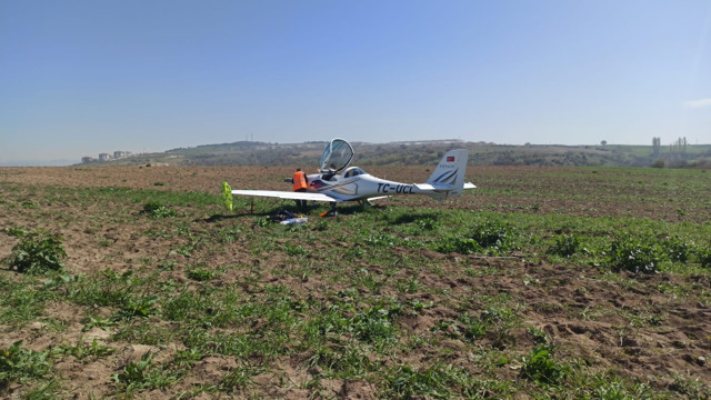 Bursa'da eğitim uçağı tarlaya zorunlu iniş yaptı - Resim: 1