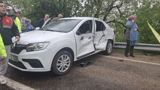 Sinop'ta öğrencileri taşıyan otobüs ile otomobil çarpıştı: Çok sayıda yaralı var - Resim: 0