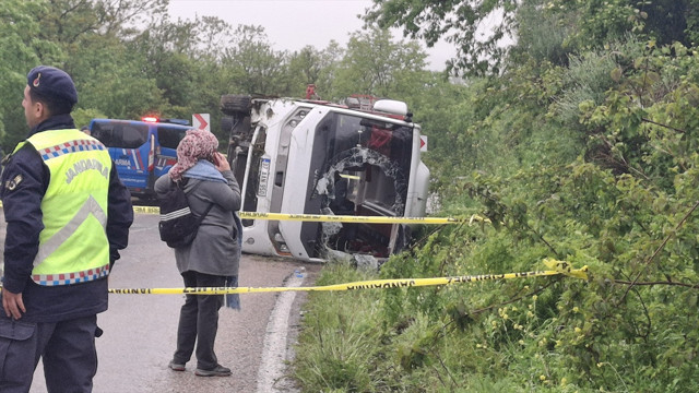 Sinop'ta öğrencileri taşıyan otobüs ile otomobil çarpıştı: Çok sayıda yaralı var - Resim: 1