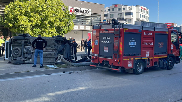 Bursa'da ihbardan dönen polis aracı devrildi! - Resim: 0