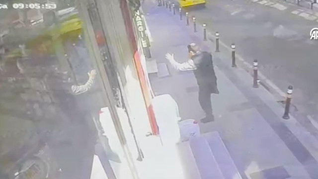 Küçükçekmece'de yayanın feci ölümü! Fenalaşıp yola düştü, üzerinden araç geçti - Resim: 0