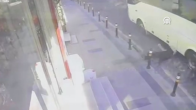 Küçükçekmece'de yayanın feci ölümü! Fenalaşıp yola düştü, üzerinden araç geçti - Resim: 1