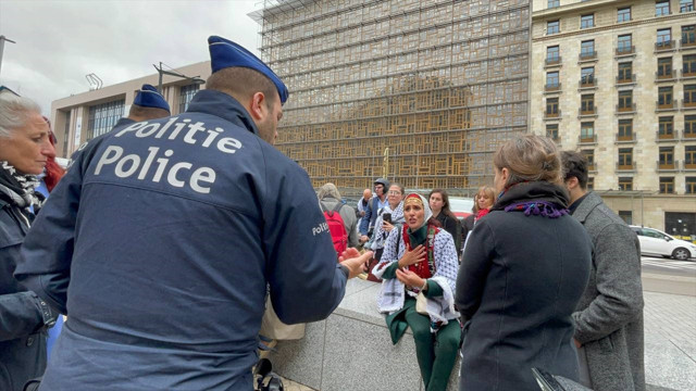 AB Komisyonu önünde "Gazze"ye ağıt: Üzüntüden yere yığıldı - Resim: 0