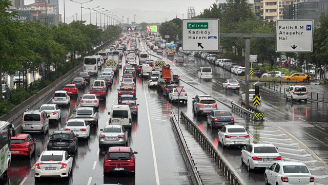 İstanbul'da sağanak yağış nedeniyle ulaşım aksadı! Trafik yoğunluğu yüzde 81'e çıktı - Resim: 0