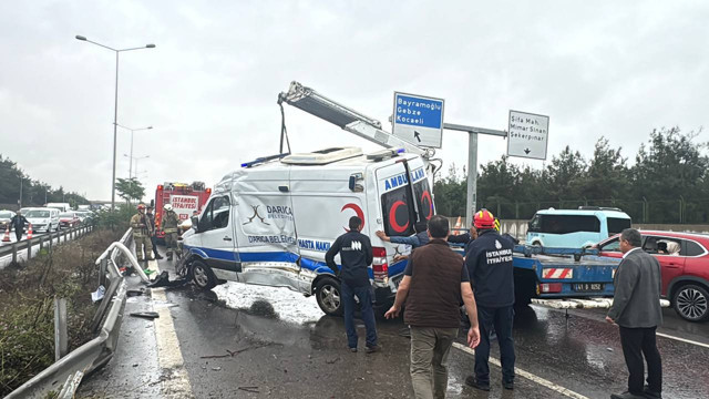 Tuzla'da kontrolden çıkan hasta nakil ambulansı devrildi - Resim: 0