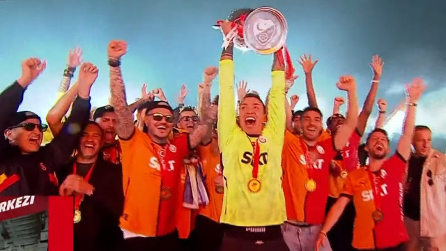 Galatasaray şampiyonluk kupasını kaldırdı - Resim: 0