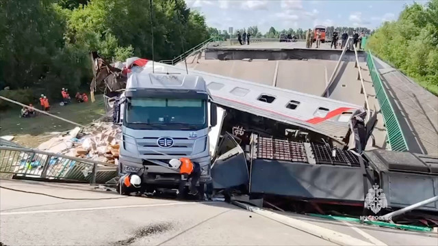 Rusya'da büyük facia! Otoyol köprüsü yolcu treninin üzerine çöktü - Resim: 1