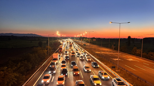 Kurban Bayramı tatili başladı binlerce kişi yollara düştü! Köprüden geçişler ücretsiz, bu yollarda çalışma var - Resim: 0