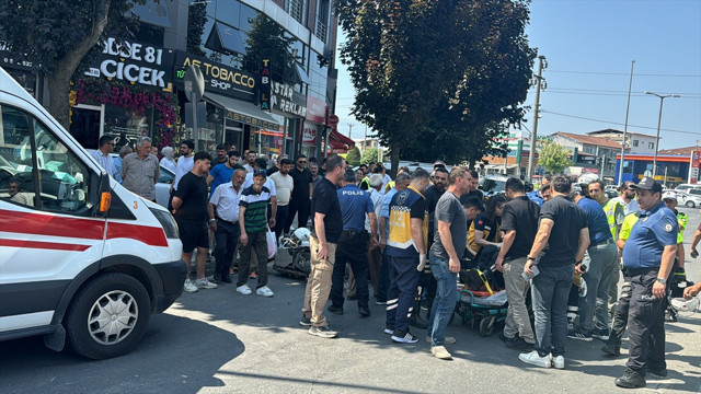 Düzce'de otomobil ile çarpışan motosikletteki 2 polis memuru yaralandı - Resim: 0