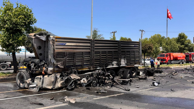 Sakarya'da korkunç kaza! Karşı şeride geçen tır, 2 tıra çarptı: Ölü ve yaralılar var - Resim: 2