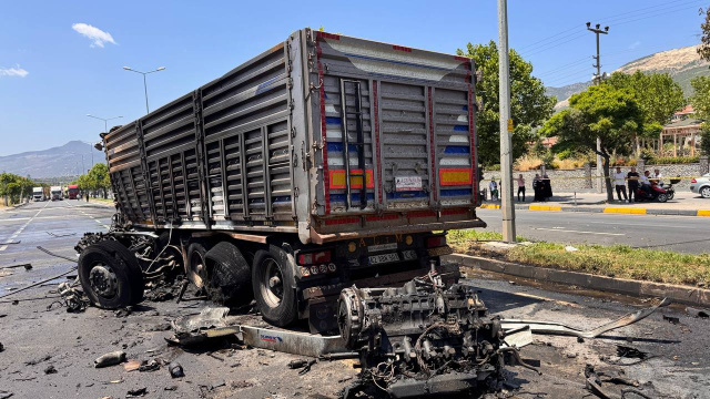 Sakarya'da korkunç kaza! Karşı şeride geçen tır, 2 tıra çarptı: Ölü ve yaralılar var - Resim: 0
