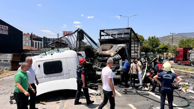 Sakarya'da korkunç kaza! Karşı şeride geçen tır, 2 tıra çarptı: Ölü ve yaralılar var - Resim: 1