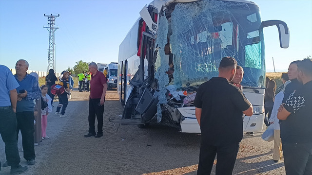 Yolcu otobüsü tıra çarptı! Feci kazada yaralılar var - Resim: 0