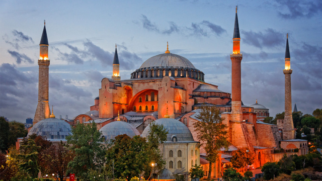 Ayasofya'ya girmeyin çökecek! İlber Ortaylı namaz için Sultanahmet Camii'ne gidin dedi - Resim: 0