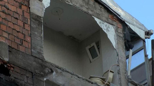 Güngören'de yıkım sırasında skandal: Yan dairelerin duvarı yok - Resim: 0