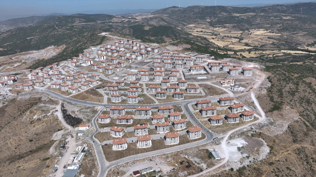 Bakan Kurum, Balıkesir'de yapımı tamamlanan TOKİ konutlarını paylaştı - Resim: 0