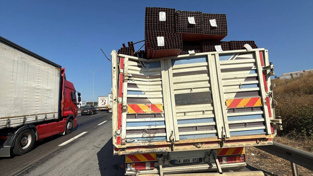 Anadolu Otoyolu'nda yolcu otobüsü kamyona çarptı! Yaralılar var - Resim: 0