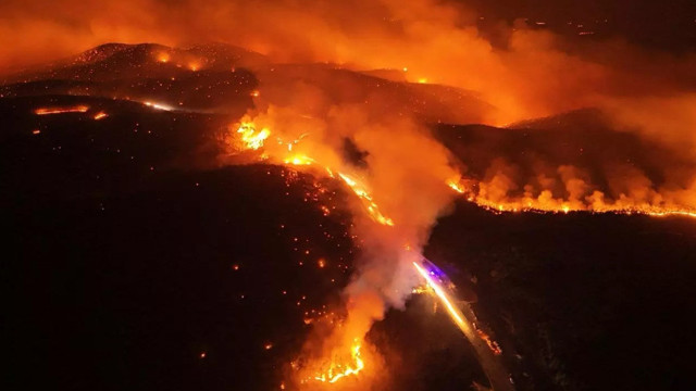 Türkiye'nin ciğerleri yanıyor: 3 ildeki yangına müdahale sürüyor - Resim: 0