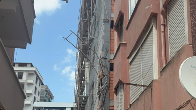 Küçükçekmece'de 5 katlı apartman yıkılırken çöktü! Bitişikteki yapılar zarar gördü - Resim: 1