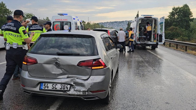 Sakarya'da zincirleme kaza! 10 araç birbirine girdi, 10 kişi yaralandı - Resim: 0