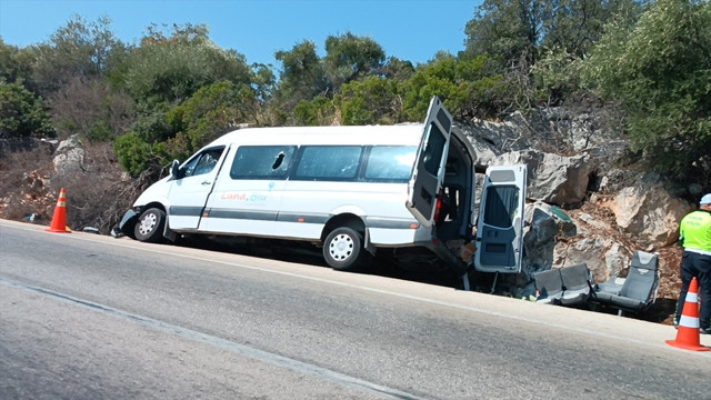 Antalya'da tur minibüsü kayalıklara çarptı! Çok sayıda yaralı var - Resim: 0