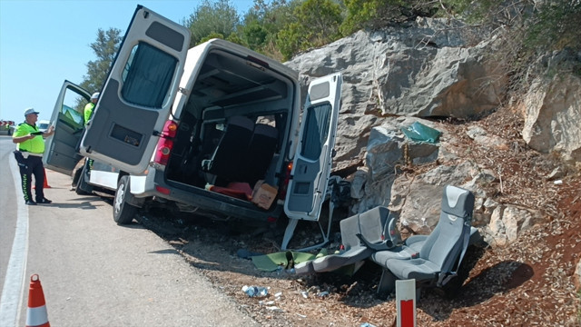 Antalya'da tur minibüsü kayalıklara çarptı! Çok sayıda yaralı var - Resim: 1
