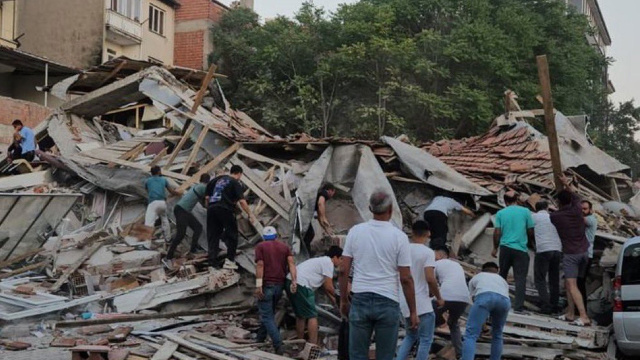 Sındırgı depreminde 10'dan fazla bina yıkıldı ilk enkazdan kurtarılanlar var - Resim: 0