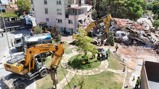 Balıkesir depreminde yıkılan binanın müteahhidi ve sahibi gözaltına alındı! - Resim: 1