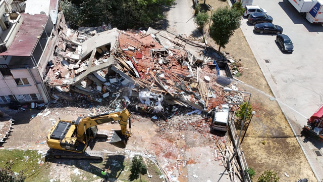 Balıkesir depreminde yıkılan binanın müteahhidi ve sahibi gözaltına alındı! - Resim: 2