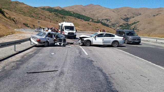 Feci kaza! İki otomobil çarpıştı 3 kişi hayatını kaybetti - Resim: 0