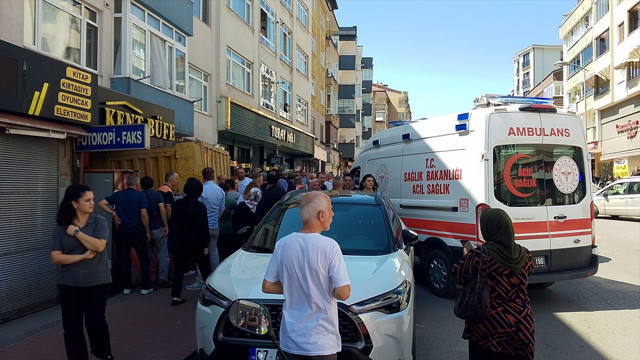 Zonguldak'ta freni boşalan kamyon dehşet saçtı! Araçlara çarpıp iş yerine girdi - Resim: 0