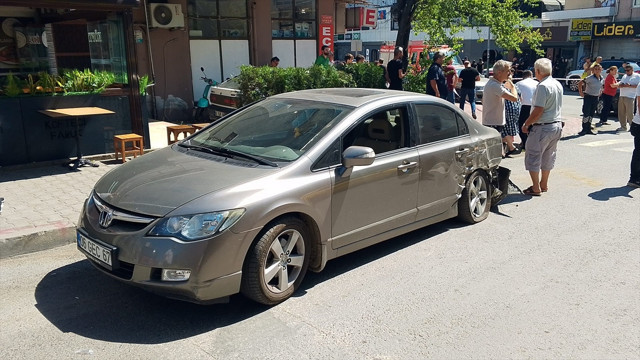 Zonguldak'ta freni boşalan kamyon dehşet saçtı! Araçlara çarpıp iş yerine girdi - Resim: 1