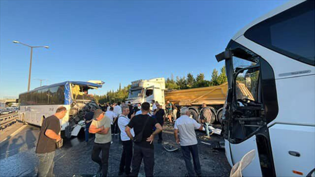 TEM Otoyolu'nda zincirleme kaza! Ölü ve yaralılar ve ulaşım durdu - Resim: 0