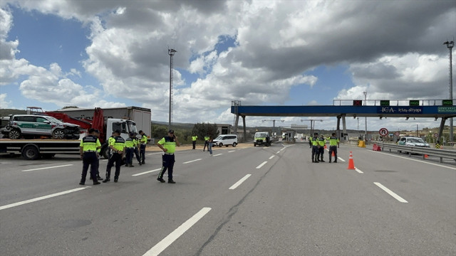 Çekmeköy'de tır jandarma aracına çarptı! Yaralılar var - Resim: 1