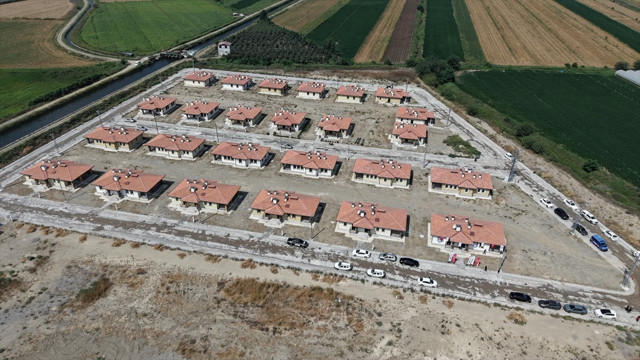 Yapımı tamamlanan 26 köy evi depremzedelere teslim edildi - Resim: 0