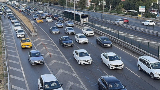 Okullarda uyum haftası başladı İstanbul'da trafik felç oldu - Resim: 0