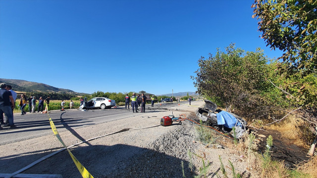 Manisa'da otomobiller çarpıştı, 3 kişi öldü! Kaza anı kamerada - Resim: 0