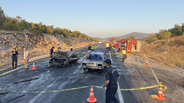 Kafa kafaya çarpışan otomobiller alev aldı! Feci kazada 3 ölü var - Resim: 0