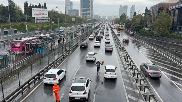 İstanbul'da trafik yoğunluğu yüzde 80'e ulaştı - Resim: 1