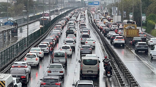 İstanbul'da trafik yoğunluğu yüzde 80'e ulaştı - Resim: 0