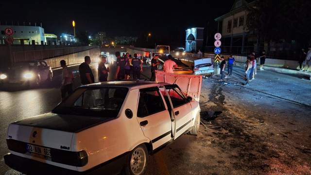 Mersin'de karşı şeride geçen araç dehşet saçtı! Ölü ve yaralılar var - Resim: 0