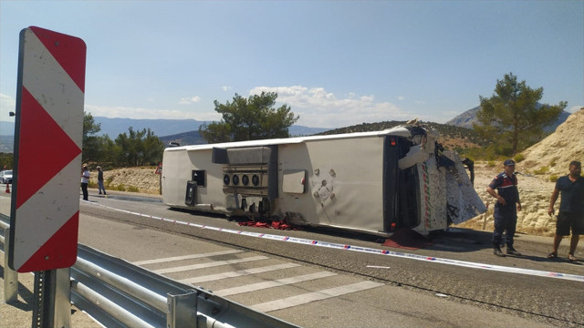 Mersin'de tır yolcu otobüsüne çarptı: 3 ölü, 7 yaralı - Resim: 0