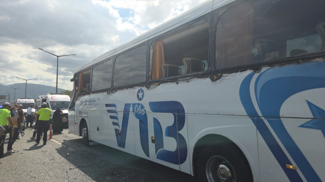 Bursa'da yolcu otobüsü tırdaki gemi çapasına çarptı! - Resim: 2