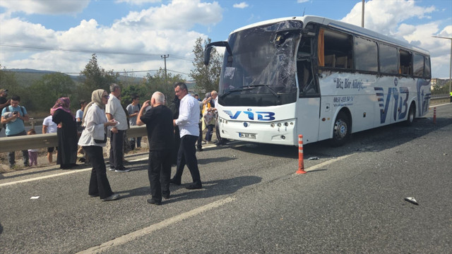 Bursa'da yolcu otobüsü tırdaki gemi çapasına çarptı! - Resim: 0