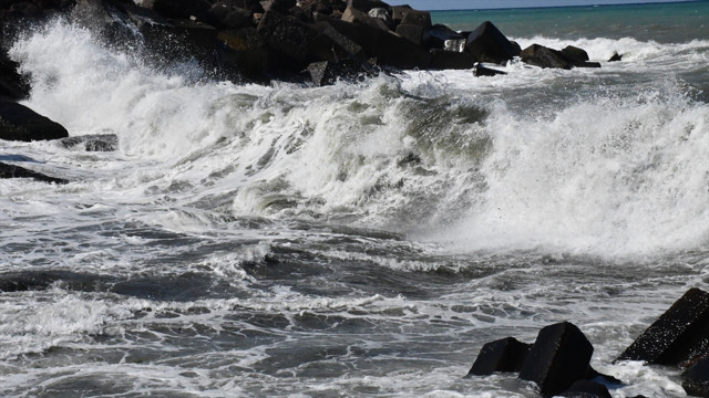 Dalga boyu 3 metre oldu! Denize girmek yasaklandı - Resim: 0
